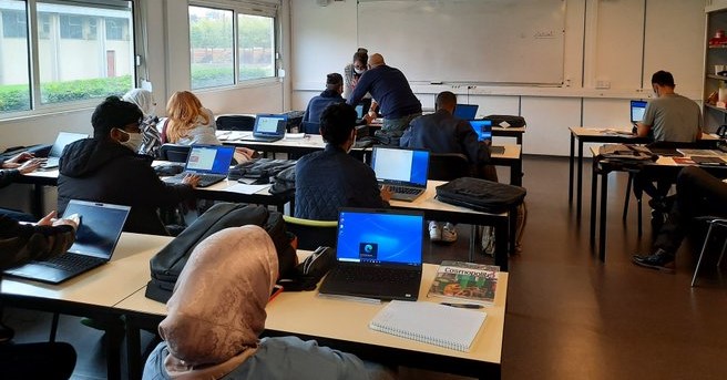 Les étudiant.e.s disposent d'un ordinateur portable grâce à un financement Auf - ville de Paris